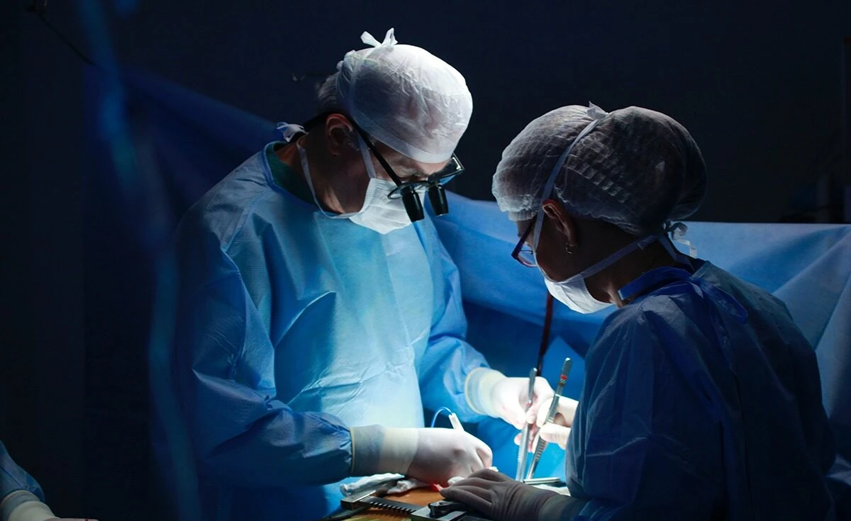 Medicii din Iași au transplantat rinichii unui donator de 70 de ani / „Alte echipe refuză astfel de cazuri” / ”Chiar dacă poți argumenta că viața rinichilor ăstora este mai mică, da, dar tot tu câștigi”