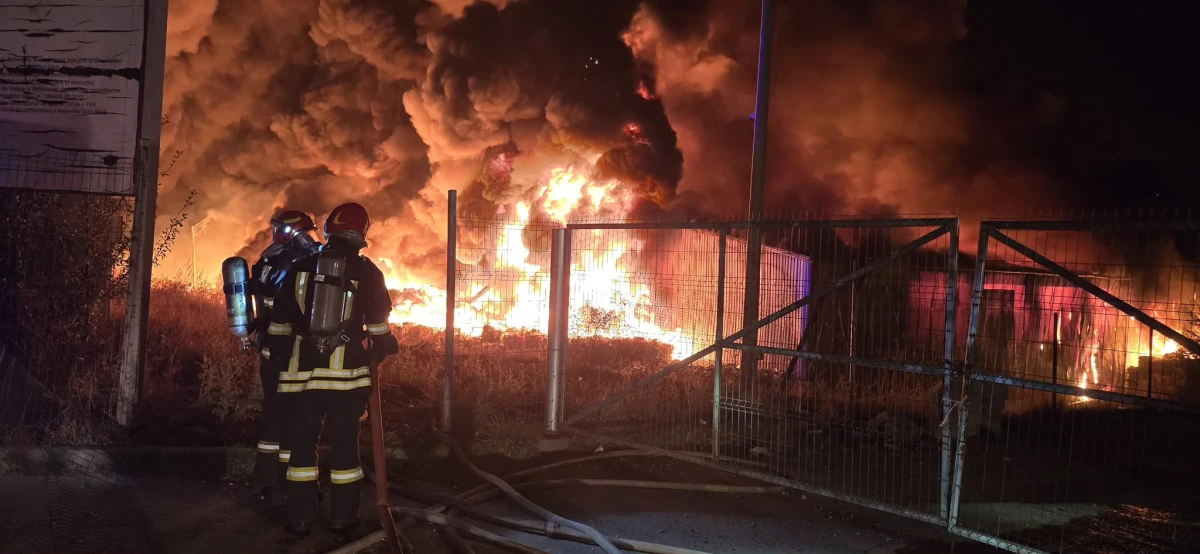 FOTO VIDEO Incendiu de amploare lângă Sibiu /  A fost emis mesaj Ro-Alert pentru degajări mari de fum / Arde o hală de sortare-reciclare deşeuri