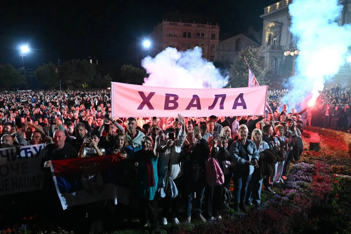 Mii de oameni au umplut o arenă la Belgrad pentru lansarea candidaturii liderului populist Vucic la funcția de prim-ministru