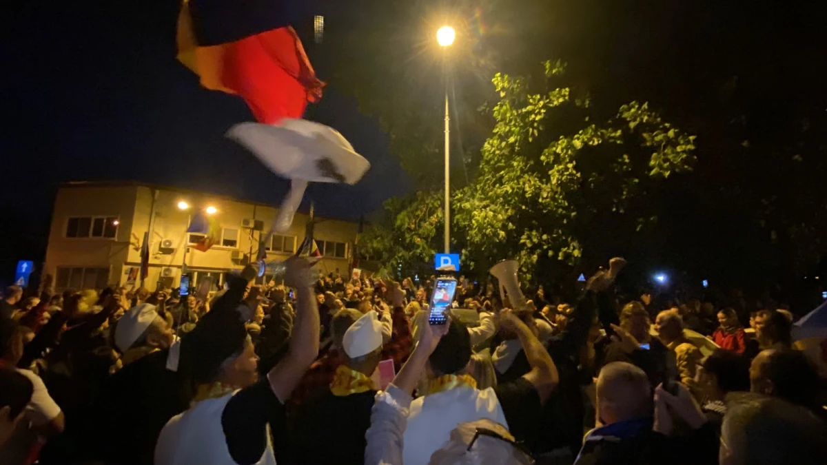 Continuă protestele în fața Arestului Central din Capitală / Circa 1000 de persoane scandează numele pro-rusului Călin Georgescu, cerând să fie eliberat din arest