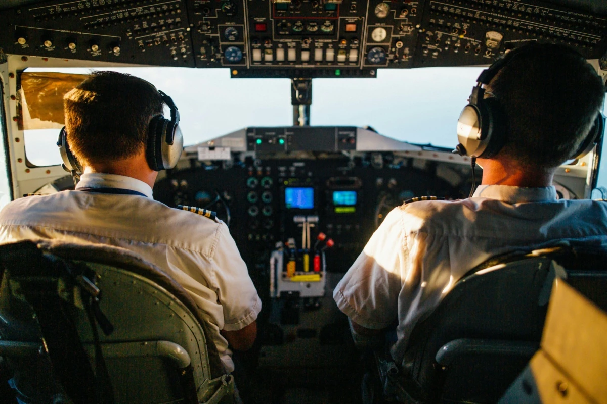 Pilotul suspectat că a atacat un alt pilot la bordul unui zbor Flydubai fusese îndepărtat anul trecut dintr-un post similar la compania aeriană națională a Omanului, din cauza îngrijorărilor legate de opiniile sale extremiste