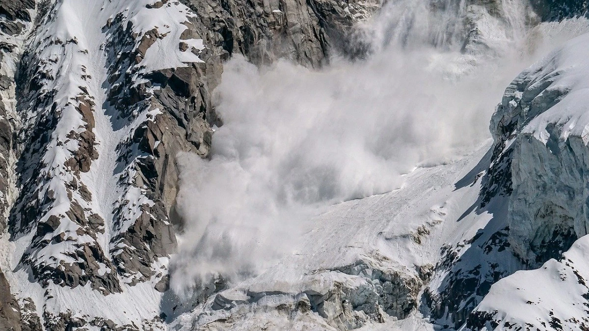Cincisprezece muncitori nepalezi au murit loviţi de o avalanşă în timp ce pregăteau o tabăra pentru alpinişti