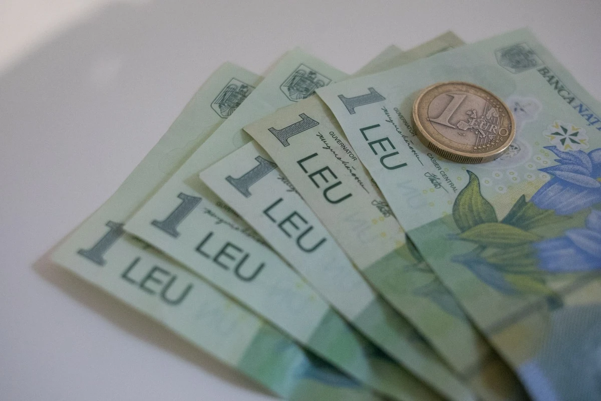 BREAKING | Leul, la cel mai slab nivel din istorie față de euro în piața interbancară. Deprecierea vine pe fondul scăderii rezervelor BNR cu 5 miliarde de euro într-o singură lună