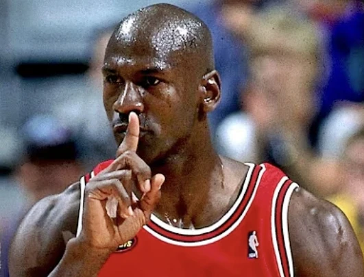 Un tricou purtat de Michael Jordan a fost vândut pentru 12,26 milioane de dolari