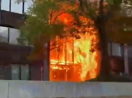 VIDEO Liceu în flăcări pe insula Nantes din Franța / Incendiul a izbucnit în timpul unor proteste studențești / Tinerii neagă orice implicare