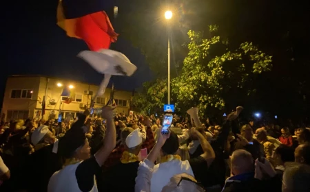 Continuă protestele în fața Arestului Central din Capitală / Circa 1000 de persoane scandează numele pro-rusului Călin Georgescu, cerând să fie eliberat din arest