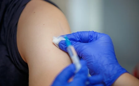 Ministerul Sănătăţii recomandă începerea vaccinării antigripale, în special în cazul care prezintă un risc mai mare de a dezvolta forme severe şi complicaţii ale gripei