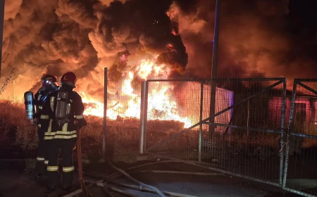 FOTO VIDEO Incendiu de amploare lângă Sibiu /  A fost emis mesaj Ro-Alert pentru degajări mari de fum / Arde o hală de sortare-reciclare deşeuri