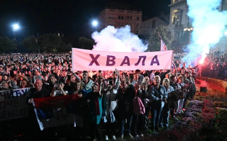 Mii de oameni au umplut o arenă la Belgrad pentru lansarea candidaturii liderului populist Vucic la funcția de prim-ministru