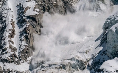 Cincisprezece muncitori nepalezi au murit loviţi de o avalanşă în timp ce pregăteau o tabăra pentru alpinişti