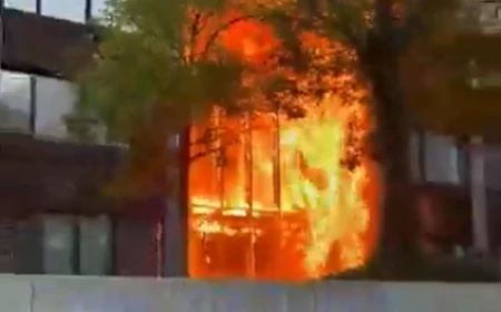 VIDEO Liceu în flăcări pe insula Nantes din Franța / Incendiul a izbucnit în timpul unor proteste studențești / Tinerii neagă orice implicare