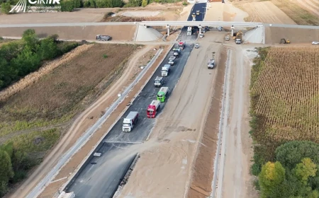 FOTO – VIDEO | Autostrada A3 Transilvania: S-au montat toate grinzile pe lotul Chiribiș-Biharia, ajuns la 78% execuție. Constructorul a început așternerea ultimului strat de asfalt