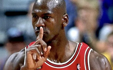 Un tricou purtat de Michael Jordan a fost vândut pentru 12,26 milioane de dolari